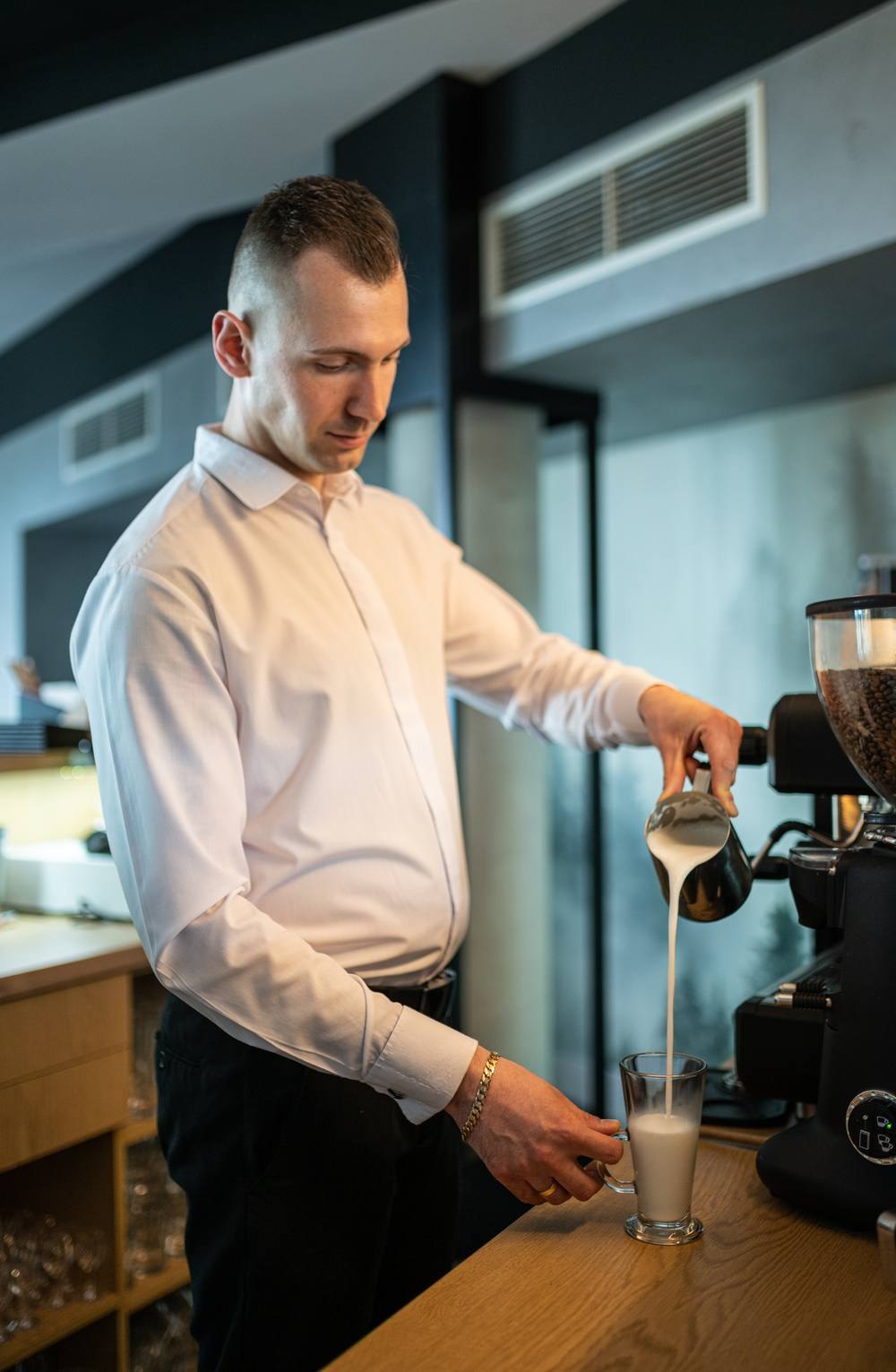 Sesja w kawiarni — barista przy ekspresie
