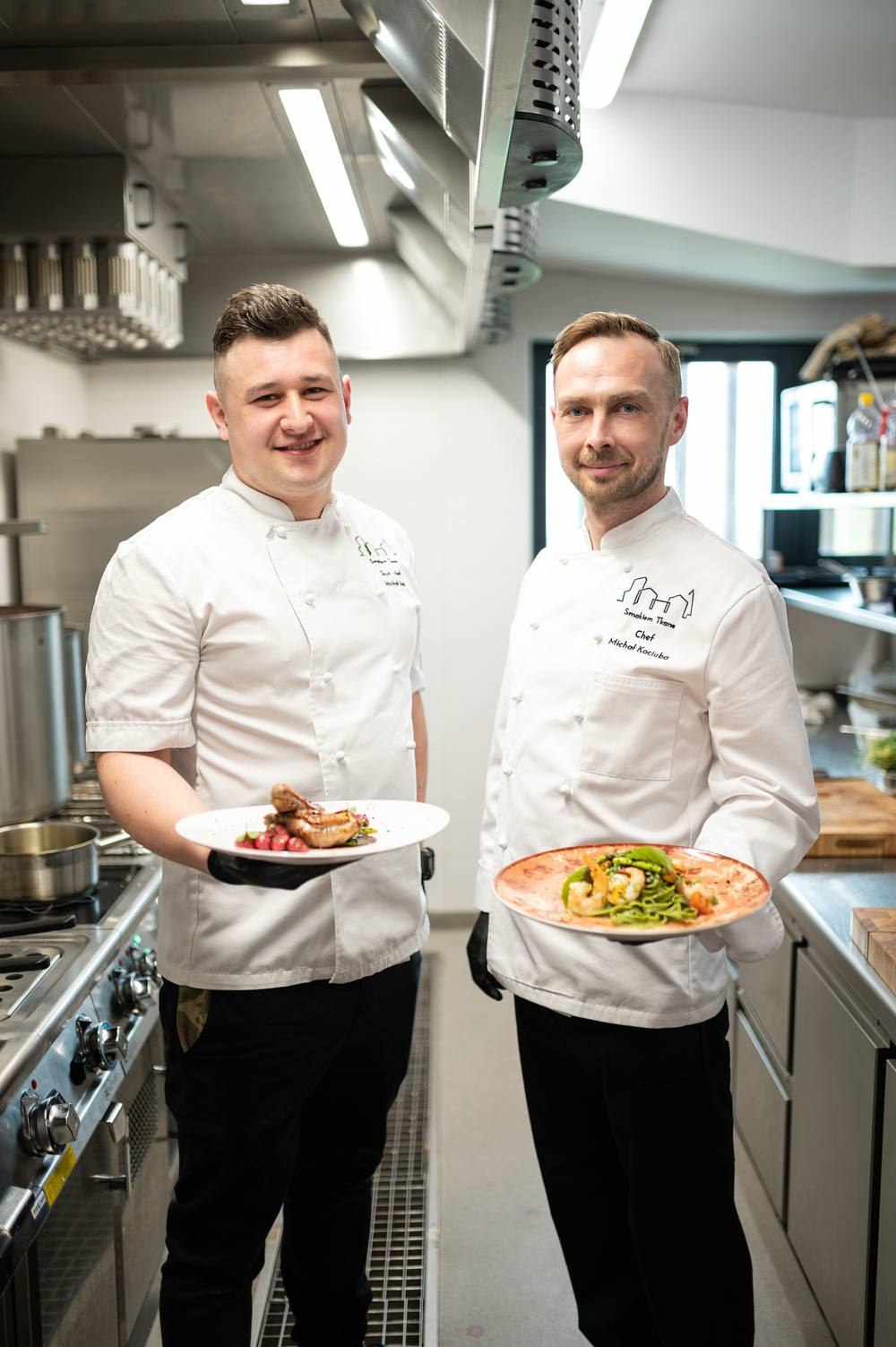 Sesja w kuchni restauracji — zespół przy wydawce