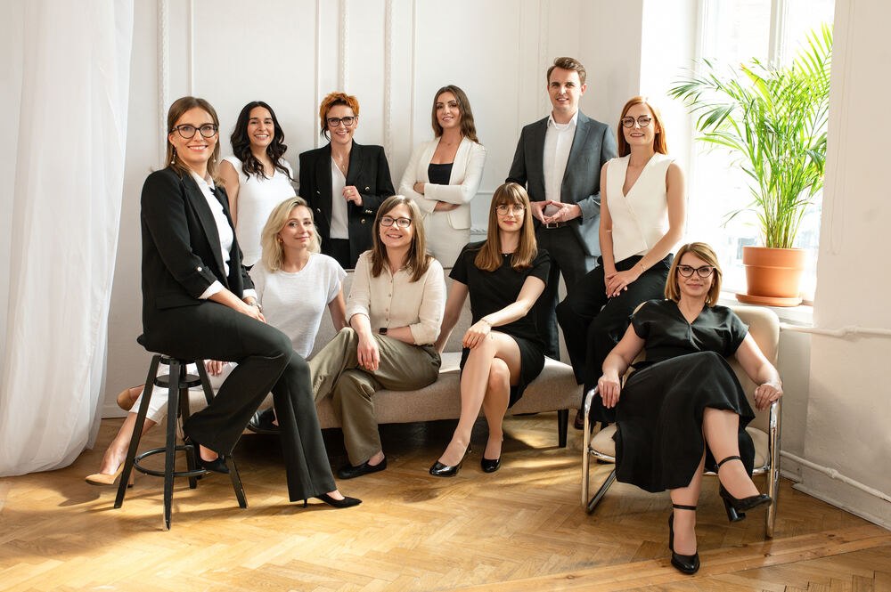 Duży zespół — portret grupowy we wnętrzu