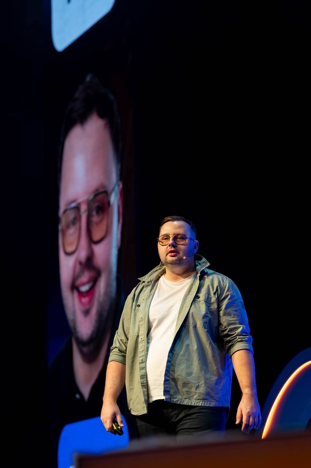 Prelegent na scenie konferencji — prezentacja