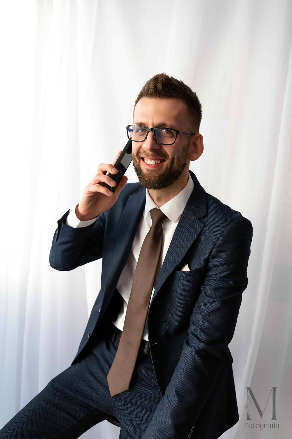 Klasyczny portret biznesowy — mężczyzna w garniturze