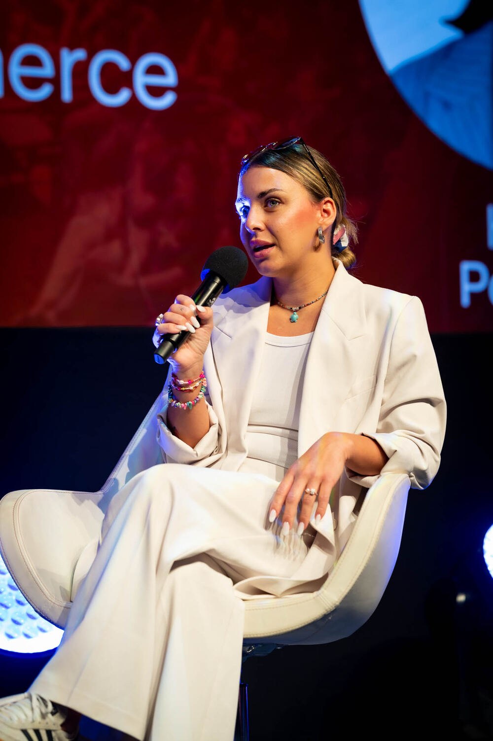 Panel dyskusyjny — kobieta w bieli z mikrofonem