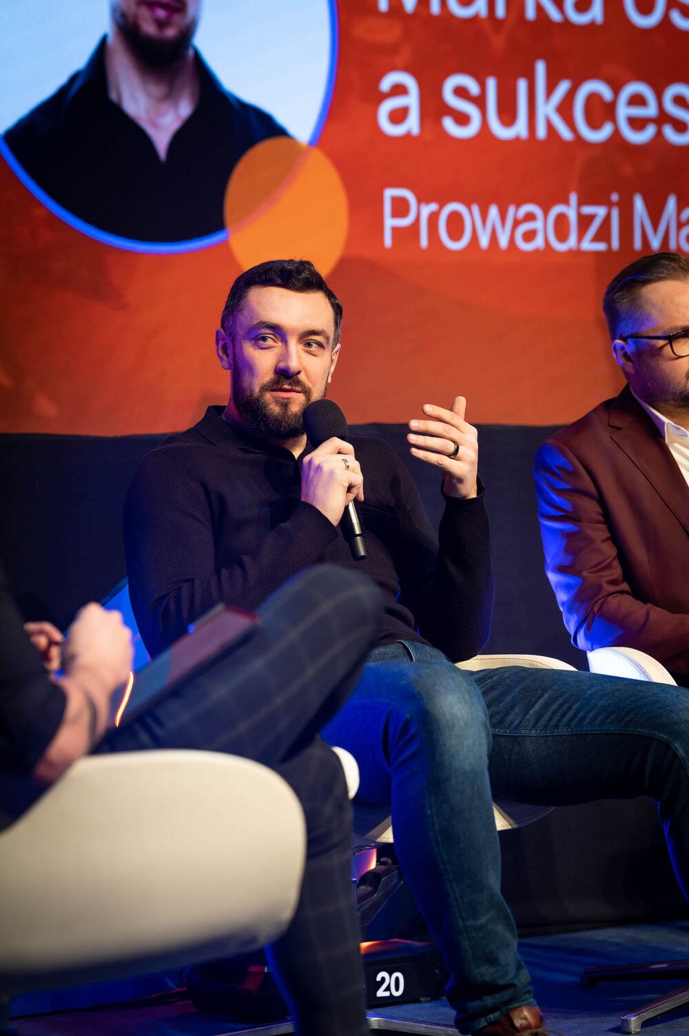 Panel ekspertów na scenie eventu