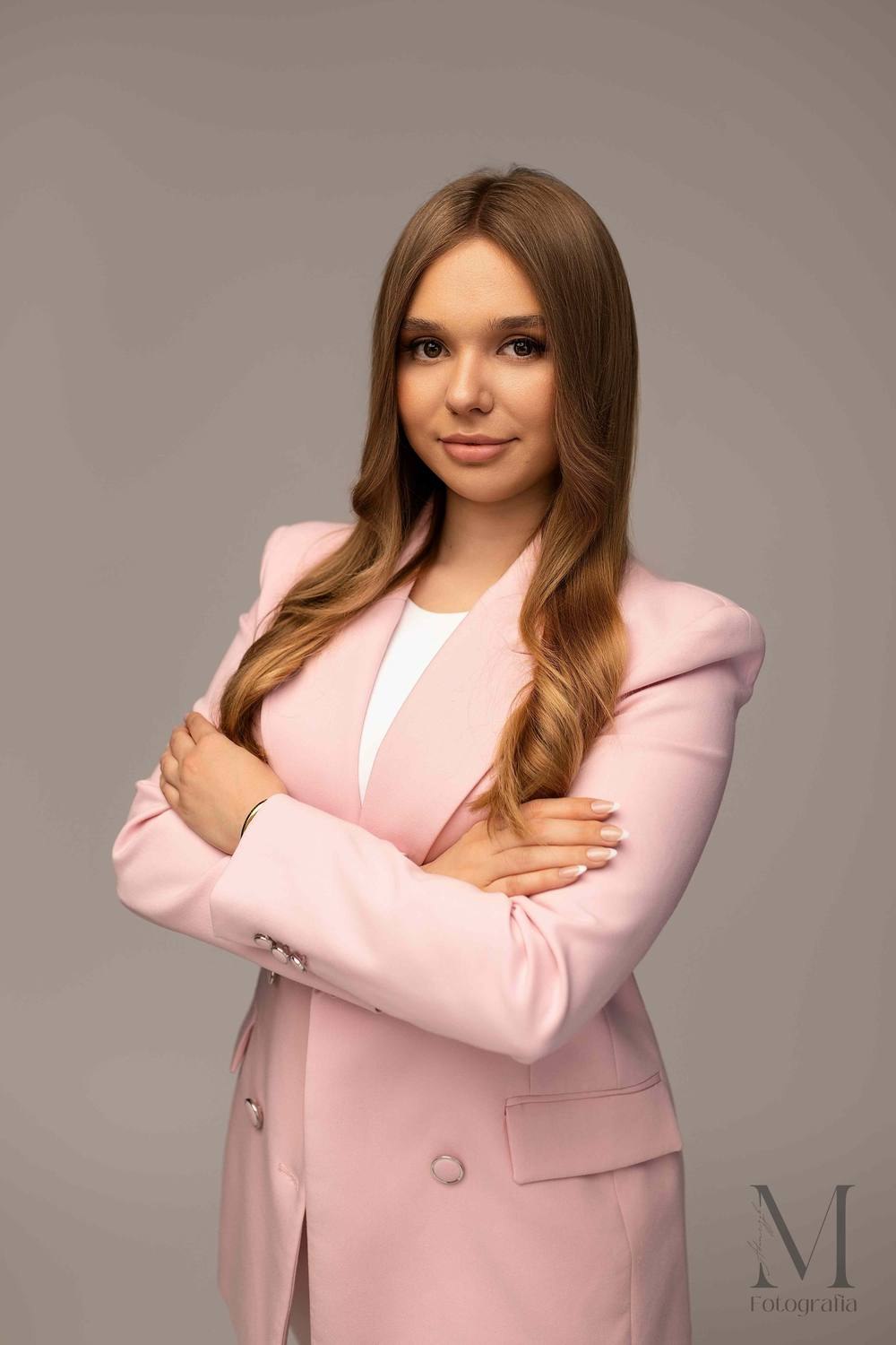 Klasyczny portret biznesowy — różowa marynarka