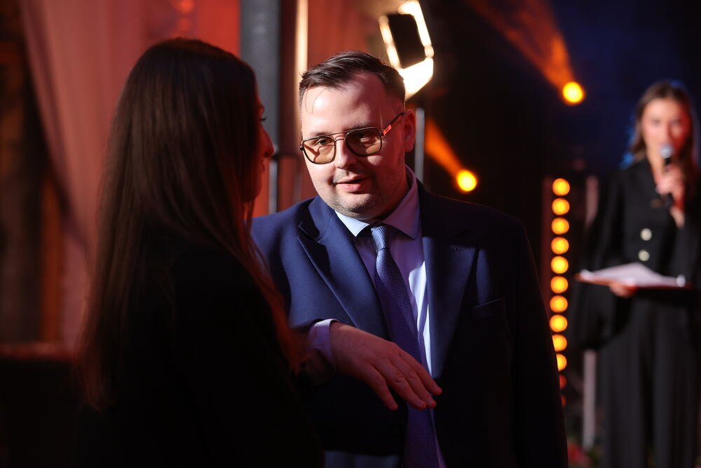 Rozmowa kuluarowa podczas gali