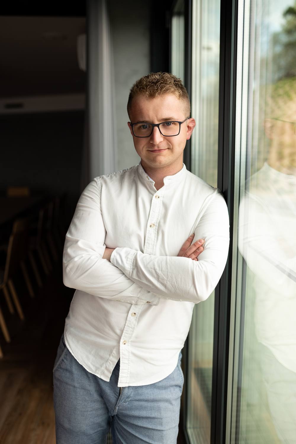 Portret pracownika restauracji przy oknie