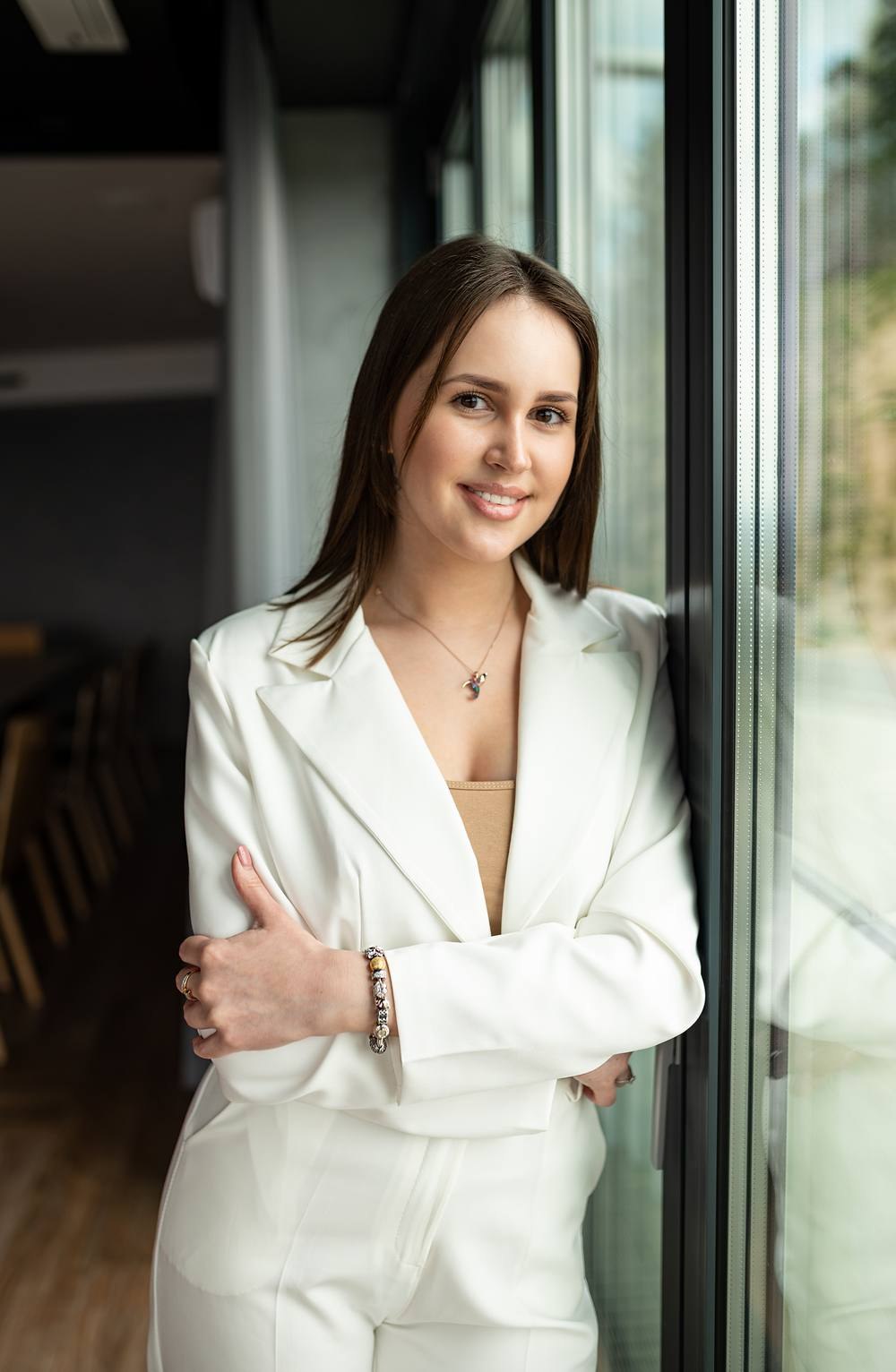 Portret pracownicy restauracji przy oknie