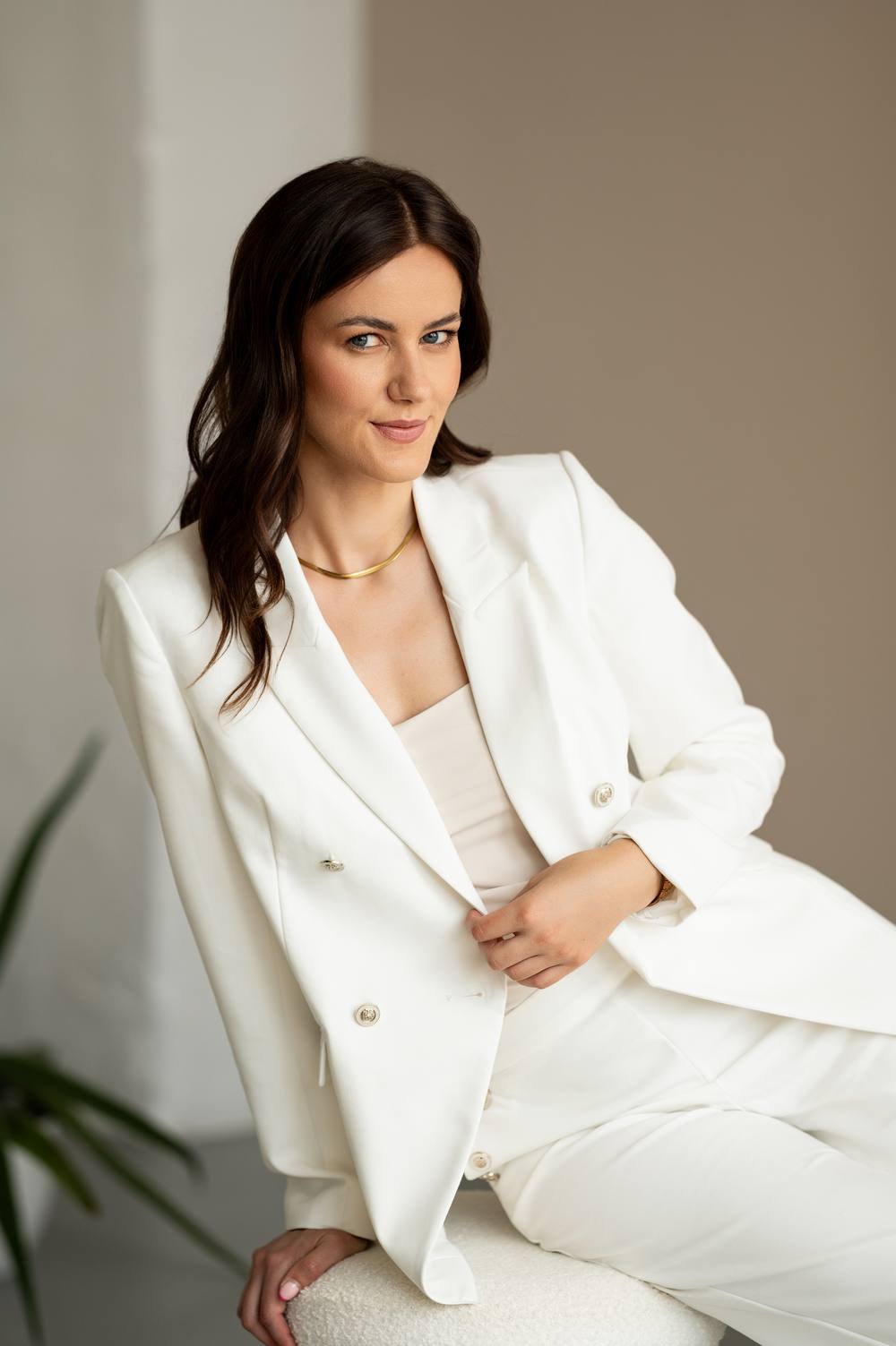 Portret biznesowy — kobieta w białym garniturze