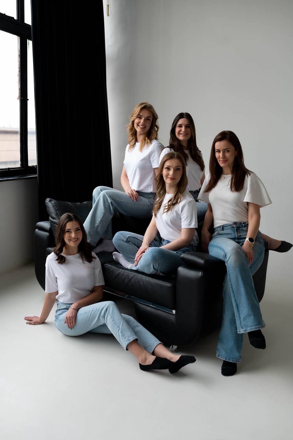 Sesja zespołowa — zespół marki beauty w studiu