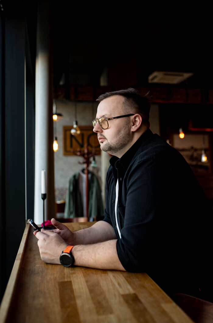 Portret biznesowy przy laptopie